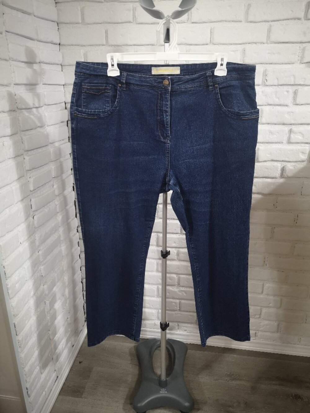 TU Straight Leg Ladies Size 22S Medium Wash Zipper & Button Closure Jeans